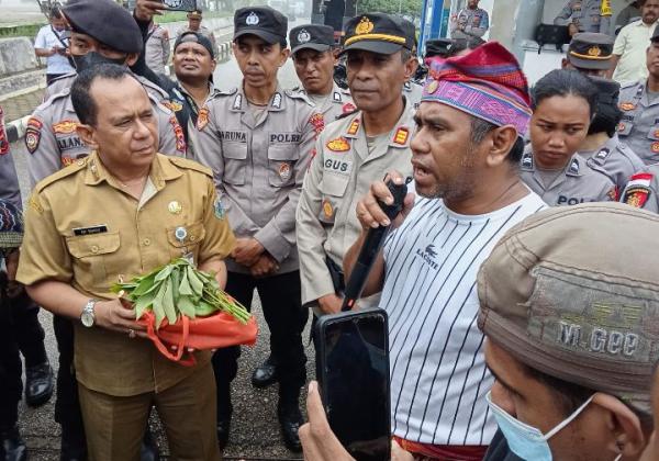 Massa Demonstrasi di TTS Kecewa kepada Pemerintah Hadiahi 3 Umbi Ubi kayu dan Hujan Kritik bagi DPRD