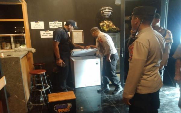 Polisi Tutup Warung Penjualan Miras Berkedok Cafe Bolo Dewe di Gemolong, Sragen