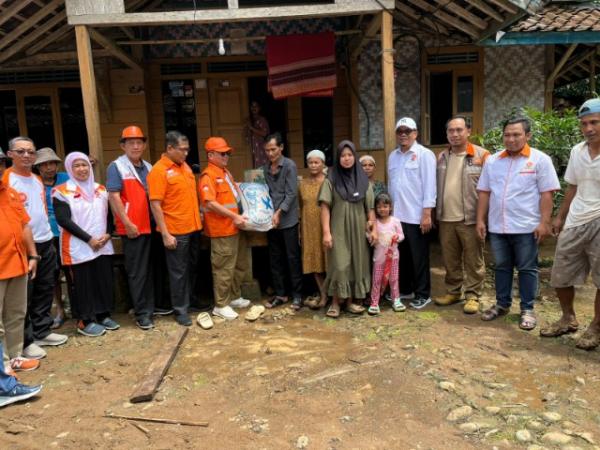 Luar Biasa, PKS Banten Terobos Jalur Sulit Salurkan Bantuan untuk Korban Banjir di Lebak