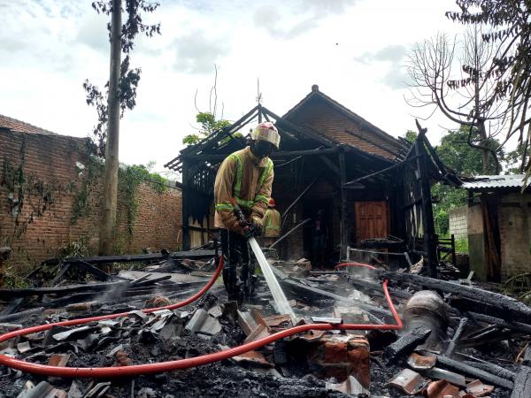 Kebakaran Rumah di Jombang, Dapur Rata Dengan Tanah, Dua Sepeda Pancal Tinggal Kerangka