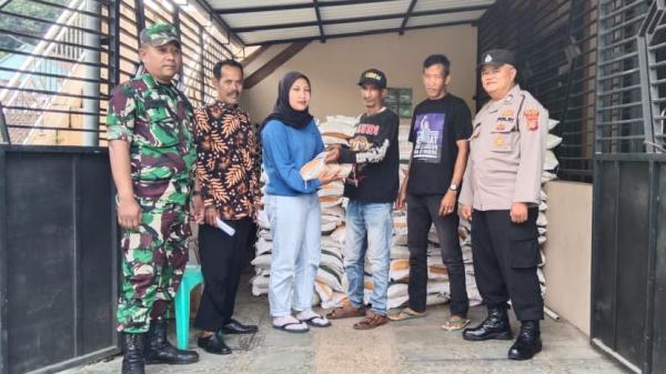 Personel Polsek dan Koramil Kawali Amankan Proses Penyaluran Bantuan Beras di Desa Citereup Personel Polsek dan Koramil Kawali Amankan Proses Penyaluran Bantuan Beras di Desa Citereup