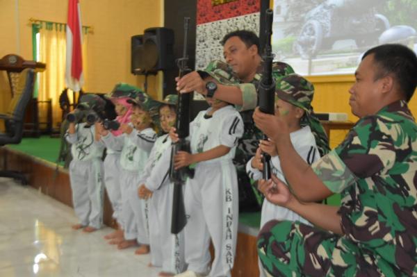 FOTO: Belajar Bersama TNI: Anak-Anak PAUD dan Keakraban di Markas Milite