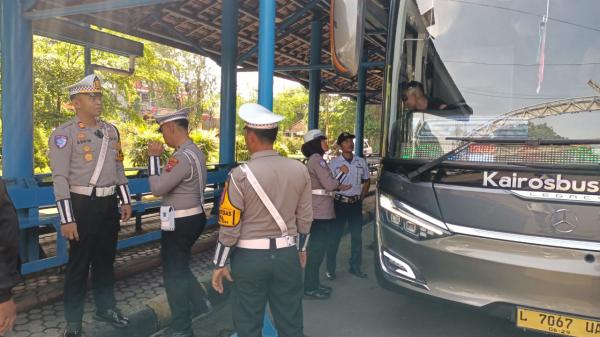 Petugas Gabungan Gelar Ramp Check Kendaraan Umum di Terminal Lamongan Jelang Nataru 2025