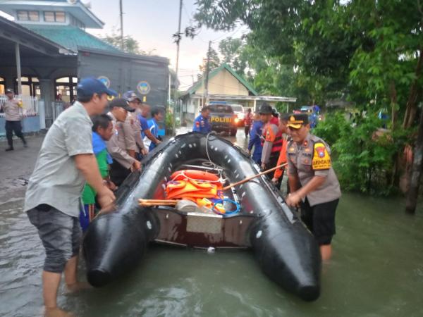 Aksi Para Perwira Polisi Jombang, Susuri Banjir untuk Salurkan Bantuan ke Warga Terdampak