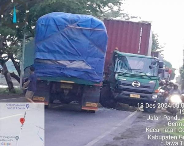 Adu Banteng Truk Gandeng vs Tronton di Jalan Raya Tambakberas, 1 Penumpang luka