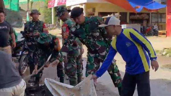 Koramil 1116/Cikajang Bersama Masyarakat Bersihkan Pasar Banjarwangi