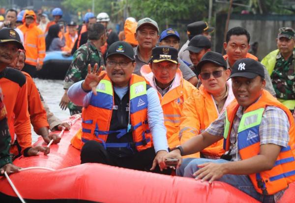 Mensos Gus Ipul Keliling Pakai Perahu Karet Terobos Banjir Jombang, Berikan Bantuan Rp300 Juta