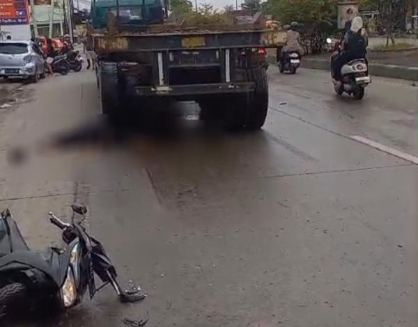 Kecelakaan Maut, Kakek dan Cucu Tewas Terlindas Truk Akibat Kendarai Motor Lawan Arus