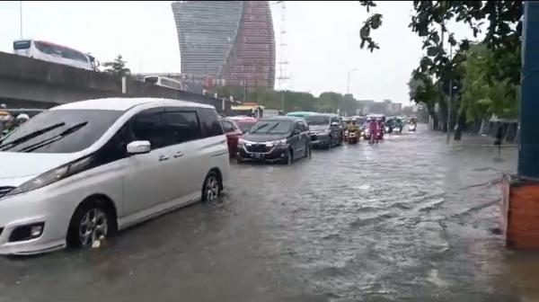 Makassar Terendam Banjir Setinggi Betis Orang Dewasa