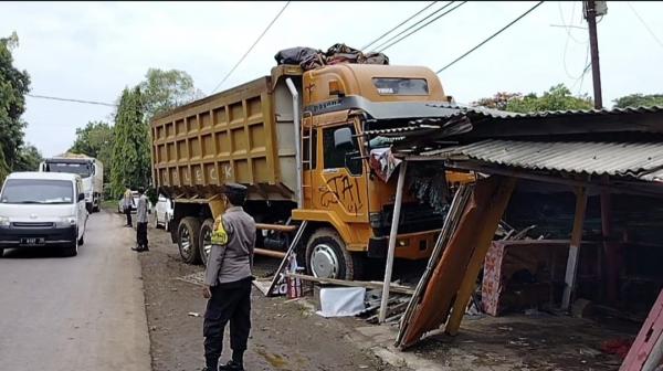 Dump Truk Proyek Jalan Tol Patimban Tabrak Warung di Tambakdahan, Tiga Orang Terluka