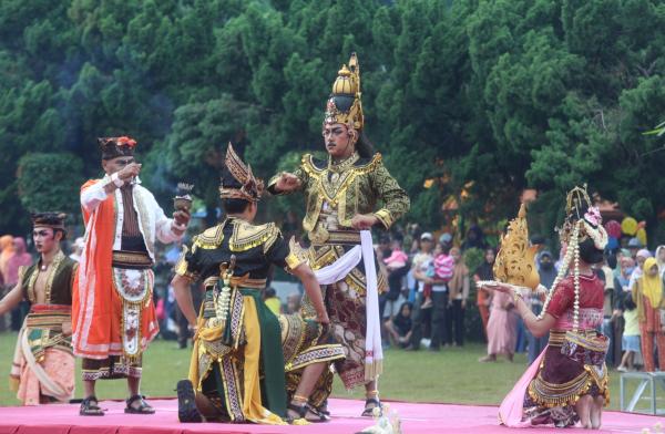 Tari Kolosal Kisah Nararya Kirana Semarakkan Hari Jadi Lumajang ke-769