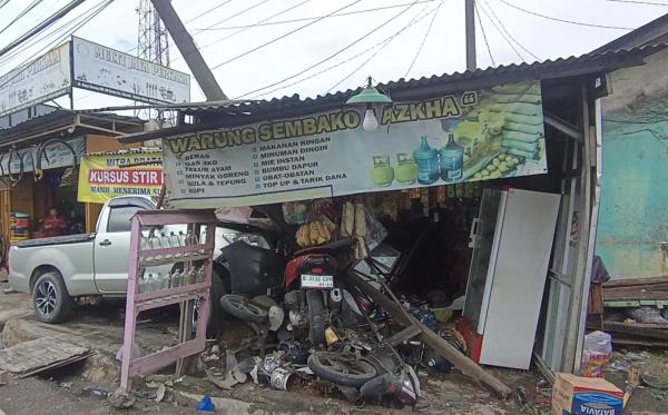 Melaju Kencang, Mobil Pikap Hilang Kendali Tabrak Warung dan Tiga Kendaraan