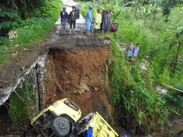 Truk Pengangkut Pasir Terjun Bebas di Jembatan Majasari Pagentan