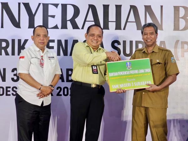 Wujudkan Kemandirian Energi, Pemprov Jatim Serahkan PLTS ke SMKN 2 dan 3 Surabaya