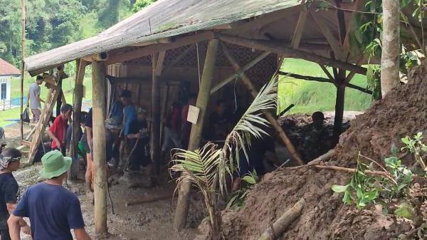 Jalan Menuju Kampung Naga Tertimbun Longsor, Sawah dan Warung Warga Rusak