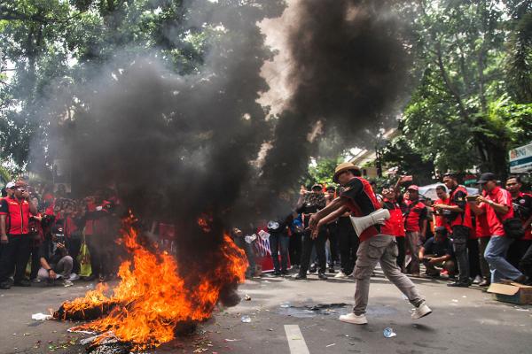 Potret Demo Buruh Tuntut Revisi UMPS Diwarnai dengan Aksi Bakar Keranda 