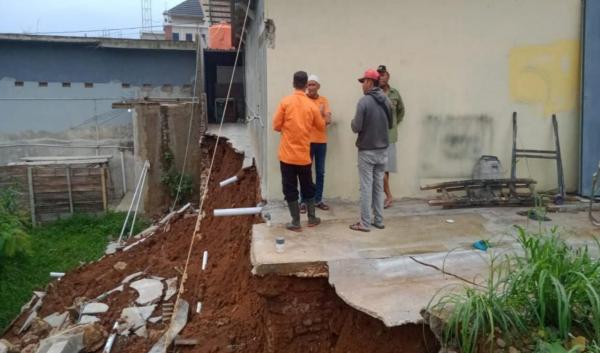 Bangunan Toko di Kuningan Terancam Terseret Material Longsoran Tanah