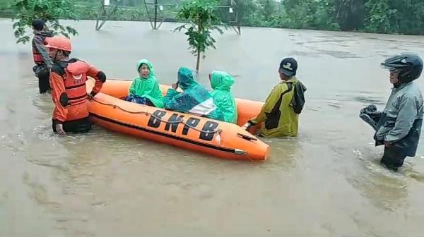 Curah Hujan Tinggi, Banjir Rendam 5  Kecamatan di Barru, BPBD :  Warga Evakuasi Barang Sejak Dini