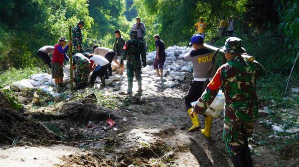 Sinergi TNI dan Polri Bersama Warga Rehabilitasi Pasca Banjir Bandang Ponorogo