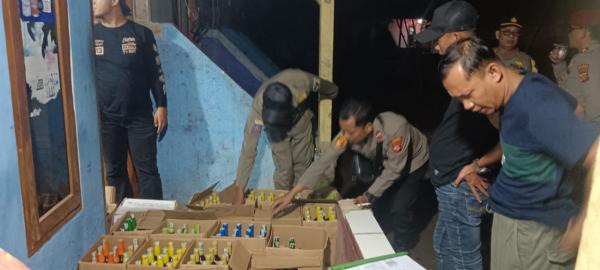 Polsek Plered Razia Warung Jamu Jelang Nataru, Ditemukan Ratusan Botol Miras