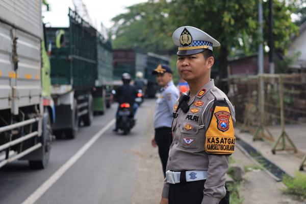 Tekan Risiko Kecelakaan, Satlantas Polres Gresik Pantau Angkutan Barang Selama Nataru