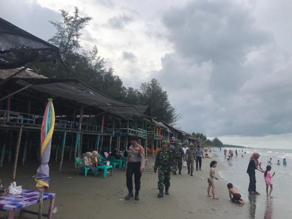 Tim Gabungan Patroli dan Himbauan Pengunjung di Pantai Wisata Pidie Jaya Aceh