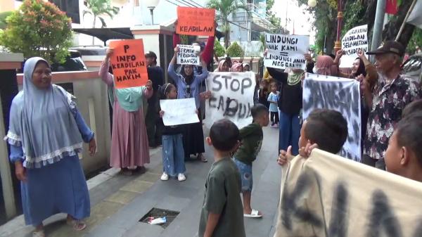 Emak-emak dan Anak-anak Demo di Depan Pengadilan  Negeri Purwodadi, Tuntut Guru Cabul Dihukum Berat