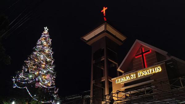 Pohon Cemara Asli Setinggi 15 Meter Jadi Hiasan Natal di Gereja St Ignatius Krapyak Semarang