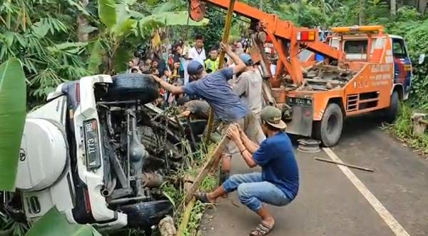 Mini Bus Terjun dari Jembatan di Pandeglang, Satu Keluarga Selamat Meski Mobil Hancur