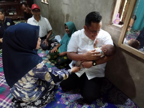 Pj Bupati Pidie Jaya Teuku Dadek Kunjungi Bayi 7 Bulan Alami Bibir Sumbing