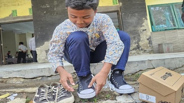 PHE ONWJ Donasikan 1500 Pasang Sepatu di Indramayu, Bantu Syarif Wujudkan Mimpi