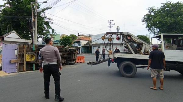 Kelebihan Muatan, Truk Bermuatan Sekam Terguling di Kota Probolinggo