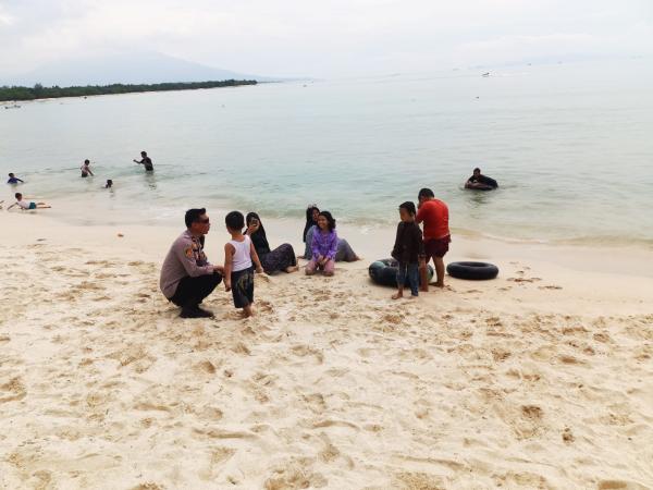 Polisi Himbau warga perhatikan  Keamanan di Pesisir Pantai Saat Cuaca Ekstrem