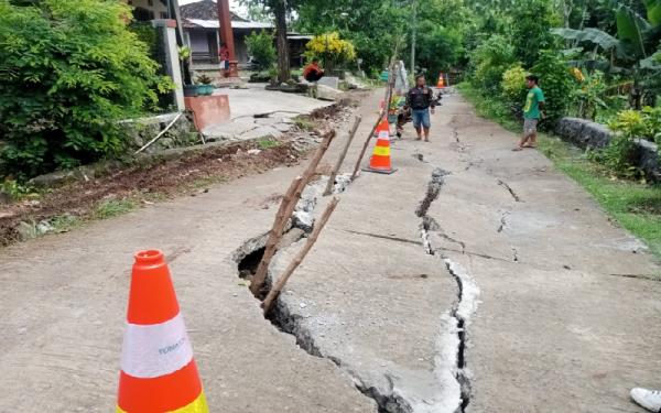 Curah Hujan Tinggi dan Tanah Labil Sebabkan Jalan Antar Dukuh di Sragen Amblas