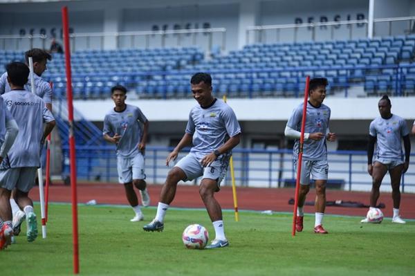 Hadapi Persis Solo, Pelatih Persib Pastikan Kebugaran Robi Darwis dan Kakang Baik