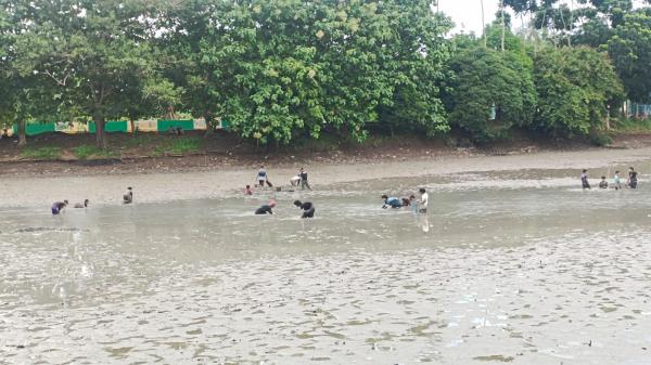 Puluhan Warga Gelar Nyerok Iwak di Waduk Ciwaka Pengampelan