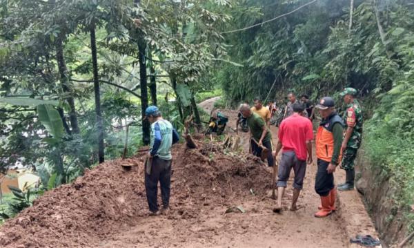 TNI-Polri Bersama Warga Evakuasi Material Longsor di Jalan Ganeas-Singajaya