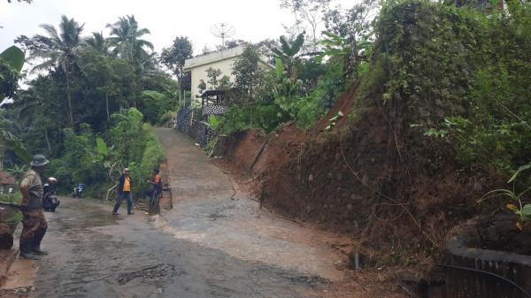 Sempat Tertutup Longsor Sepanjang 50 Meter, Akses Jalan Gunungsari-Cikatomas Sudah Bisa Dilintasi