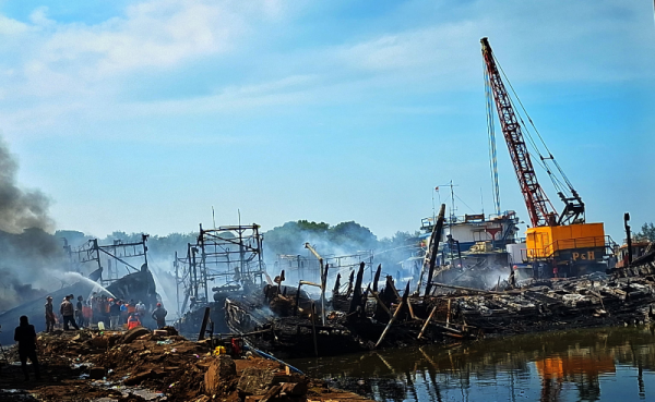 Belasan Kapal Terbakar di Pelabuhan Pelindo Tegal