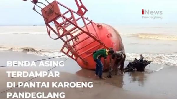 Heboh! Alat Navigasi Laut Raksasa Terdampar di Pantai Pandeglang, Warga Khawatir Bahaya