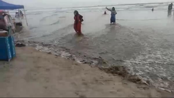 Gelombang Tinggi Hantam Pantai Bagedur, Wisatawan dan Pedagang Panik!