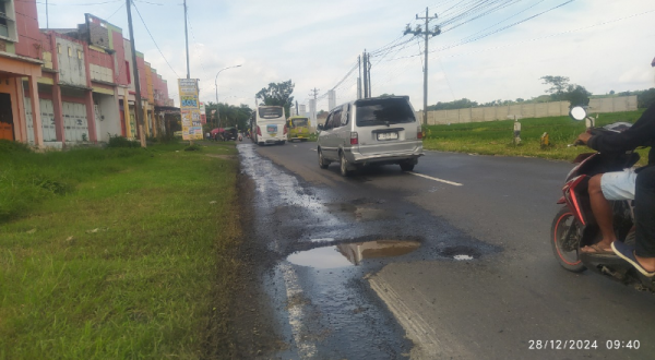 Potret Penampakan Sejumlah Lubang Besar di Jalan Raya Randudongkal, Pemotor Wajib Hati-Hati!!