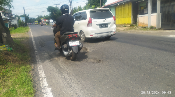 Potret Penampakan Sejumlah Lubang Besar di Jalan Raya Randudongkal, Pemotor Wajib Hati-Hati!!