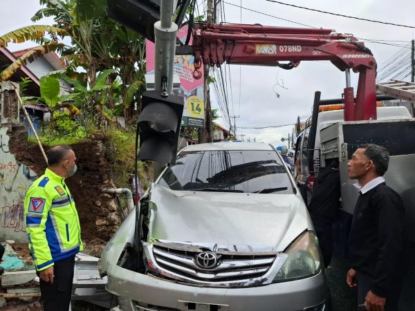 Kecelakaan Hari Ini, Sopir Hilang Kendali  Mobil Hantam Rumah di Bogor