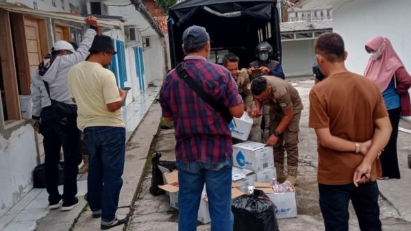 Satpol PP Kota Tasikmalaya Gerebek Kamar Kos, Amankan Ratusan Botol Miras Siap Edar untuk Tahun Baru