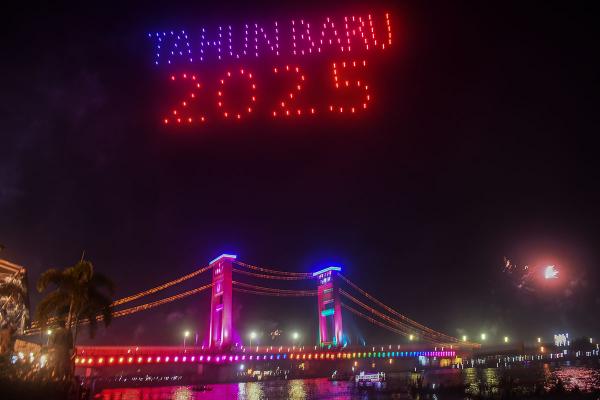 Potret Pertunjukan Drone Meriahkan Malam Pergantian Tahun di Palembang