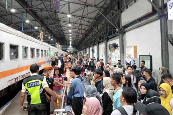 Stasiun Semarang Tawang dan Poncol Jadi Primadona Penumpang Awal Tahun 