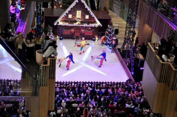 Gratis! Ratusan Pengunjung Mall The Park Pejaten Saksikan Sirkus Khas Rusia