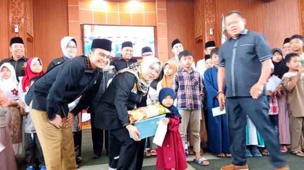 Penuh Haru, DPRD Depok Rayakan Tahun Baru dengan Doa dan Santunan untuk Anak Yatim