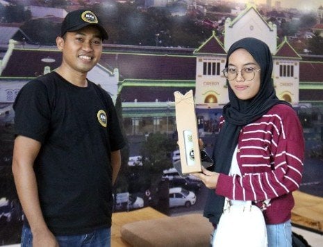 Milenial KAI Daop 3 Cirebon Bagikan Tumbler Gratis Bagi Pengguna Kereta Api